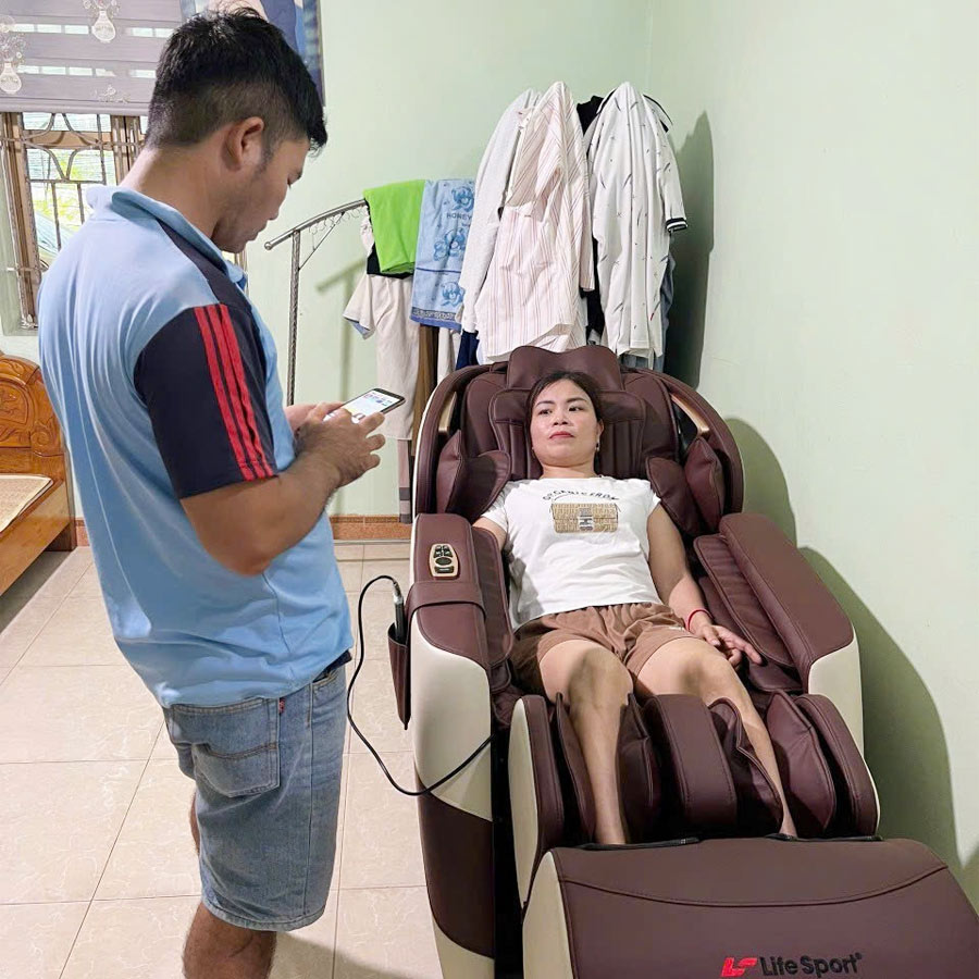 Anh Hậu Ở Nam Định Mua Ghế Massage LS-789 Về Tặng Vợ