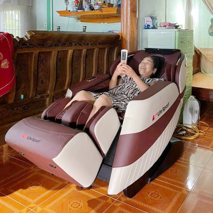Chị Thu ở Quảng Trị nằm trải nghiệm ghế massage LS-789 ngay tại nhà