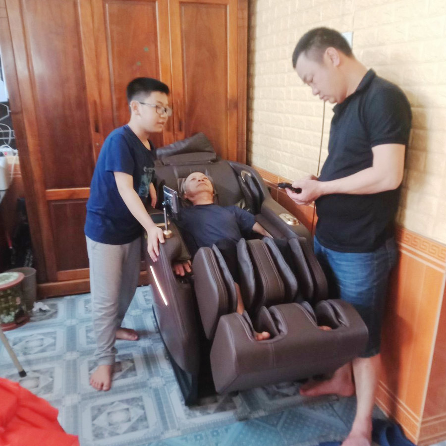 Giao Ghế Massage Lifesport LS-369 Cho Chú Thái Tại Đồng Nai