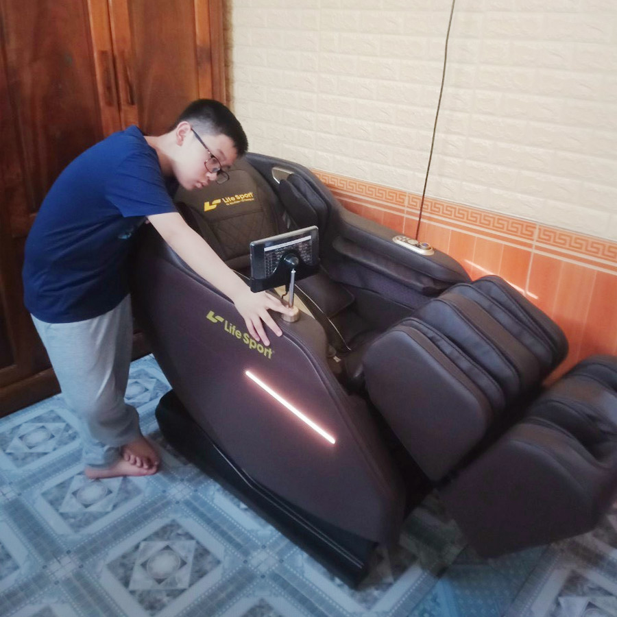 Giao Ghế Massage Lifesport LS-369 Cho Chú Thái Tại Đồng Nai