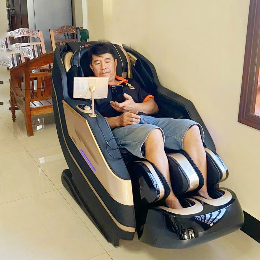 Khách hàng trải nghiệm ghế massage Lifesport Ls-359 