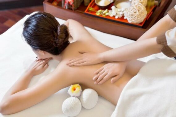 cach-massage-lung-cho-nguoi-thoat-vi-dia-dem