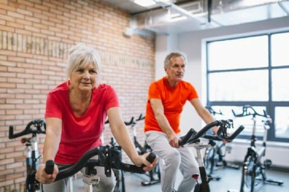 Xe đạp tập thể dục cho người già