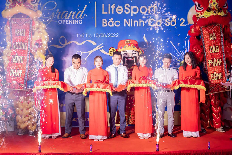 Cắt băng khai trương showroom Lifesport Bắc Ninh
