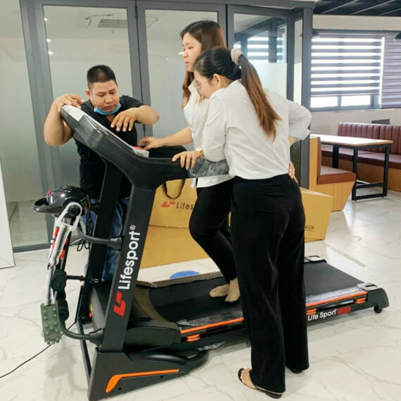 Nhân viên kỹ thuật Lifesport lắp đặt máy chạy bộ Lifesport LS-8 ngay tại nhà