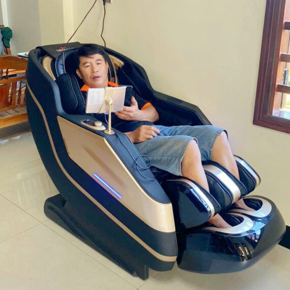 Khách hàng trải nghiệm ghế massage Lifesport Ls-359